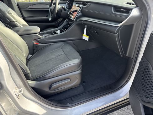 New 2025 Jeep Grand Cherokee Altitude image 18