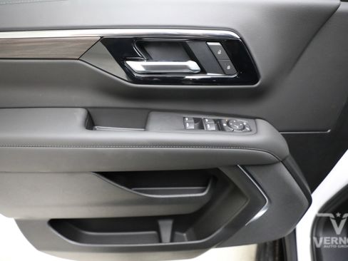 New 2026 Chevrolet Suburban LS RWD image 18