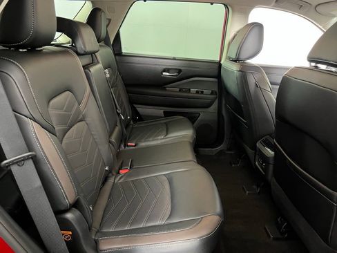 Used 2023 Nissan Pathfinder Platinum w/ Lighting Package (N92) image 33