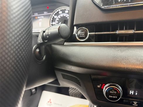 Used 2022 Mitsubishi Outlander SE image 29