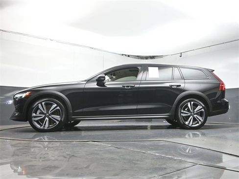 Used 2024 Volvo V60 B5 Cross Country Plus image 37