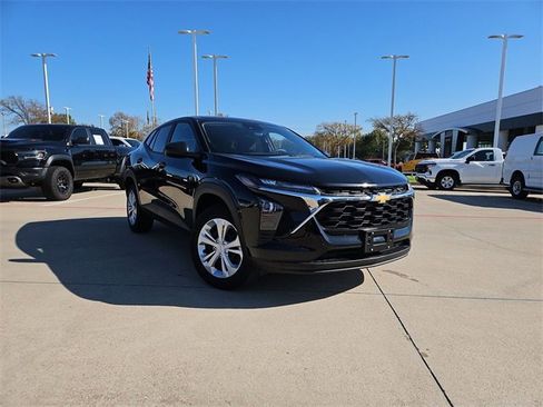 Used 2025 Chevrolet Trax LS image 1