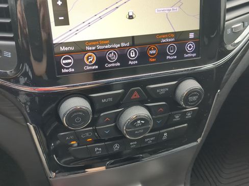 Used 2021 Jeep Grand Cherokee Laredo X AWD/4WD image 17