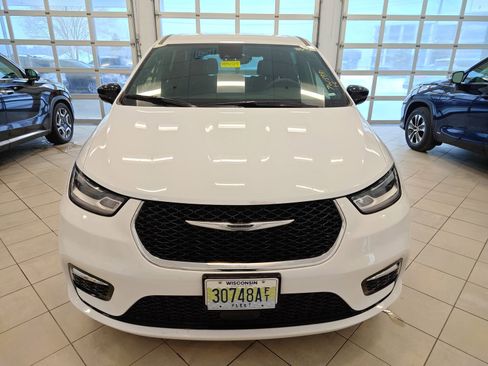 Used 2025 Chrysler Pacifica Select image 6