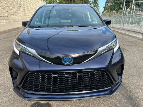 Used 2023 Toyota Sienna XSE AWD/4WD image 2