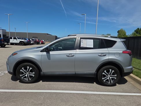 Used 2018 Toyota RAV4 LE image 5