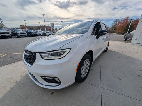 New 2026 Chrysler Pacifica Select image 9