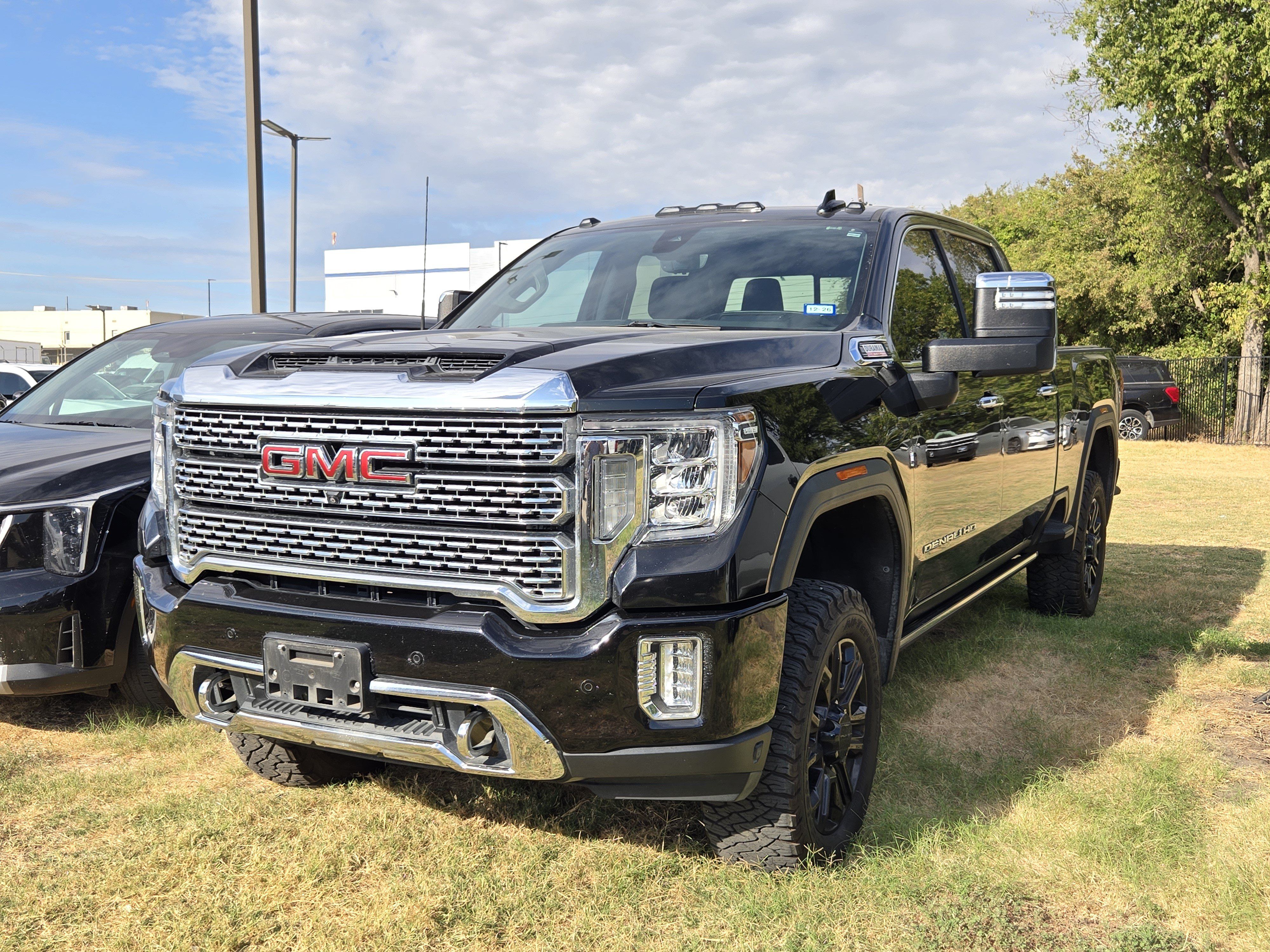Used 2021 GMC Sierra 2500 Denali w/ Denali Black Diamond Edition AWD/4WD image 3