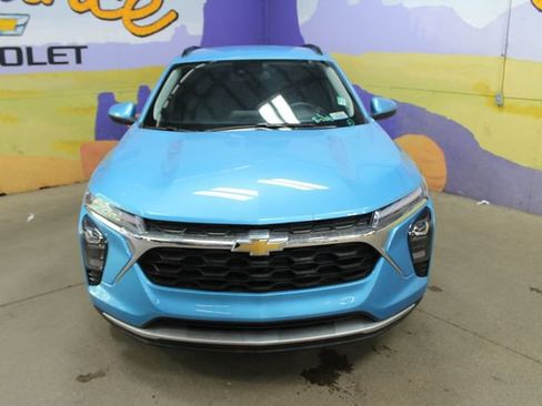 Used 2025 Chevrolet Trax LT w/ Driver Confidence Package FWD image 3