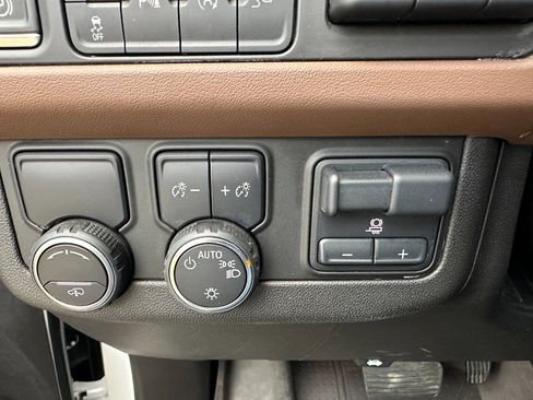 Used 2021 Chevrolet Suburban High Country image 44