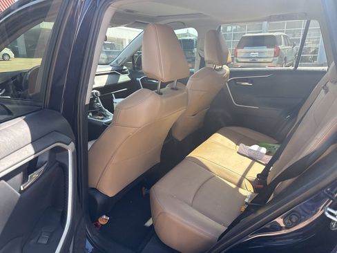 Used 2020 Toyota RAV4 XLE Premium FWD image 8