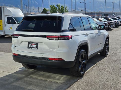 Used 2023 Jeep Grand Cherokee Altitude AWD/4WD image 3
