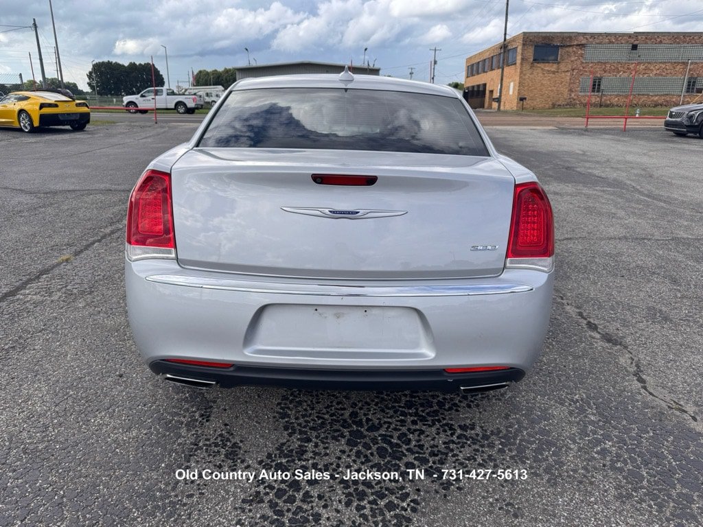 Used 2020 Chrysler 300 Limited RWD image 7