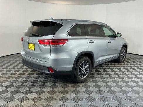 Used 2017 Toyota Highlander XLE AWD/4WD image 5