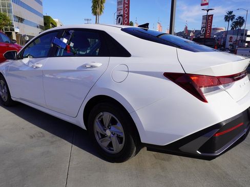 Used 2025 Hyundai Elantra SE image 5
