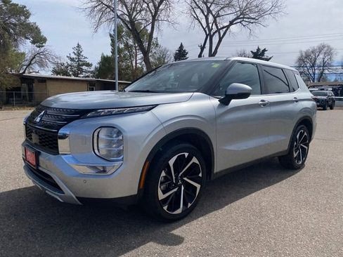 Used 2024 Mitsubishi Outlander SE image 1