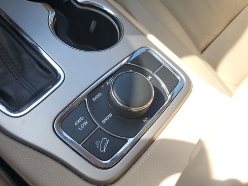 Used 2017 Jeep Grand Cherokee Limited image 37