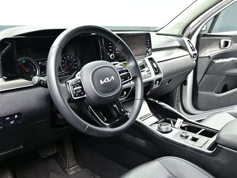 Used 2024 Kia Sorento EX w/ Panoramic Sunroof Package image 16