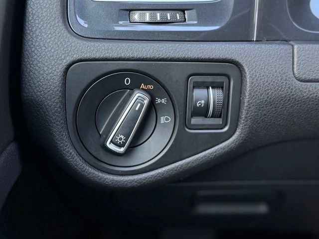 Used 2019 Volkswagen e-Golf SE FWD image 25