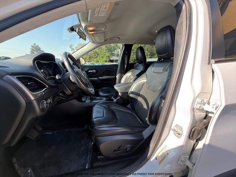 Used 2019 Jeep Cherokee Latitude Plus AWD/4WD image 11