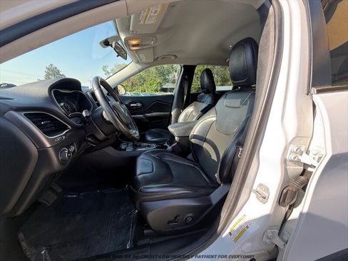 Used 2019 Jeep Cherokee Latitude Plus AWD/4WD image 11