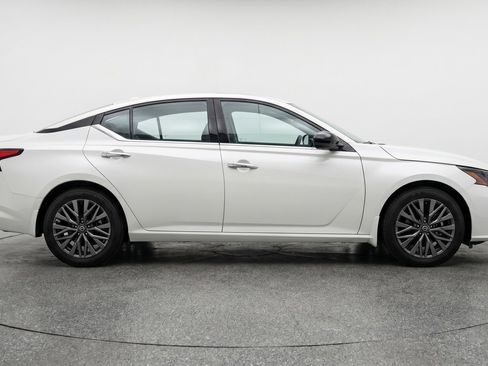 Used 2025 Nissan Altima 2.5 SV FWD image 11