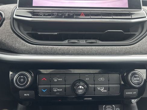 Used 2024 Jeep Compass Latitude w/ Sun and Sound Group image 23