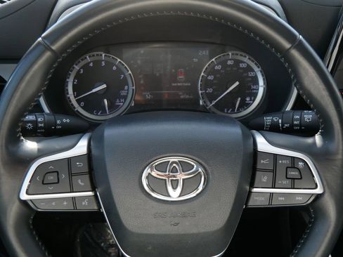 Used 2022 Toyota Highlander XLE image 24