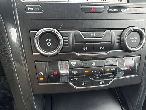 Used 2018 Ford Explorer XLT w/ Equipment Group 202A AWD/4WD image 22