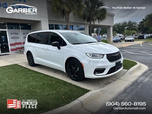 Used 2024 Chrysler Pacifica Limited FWD image 1