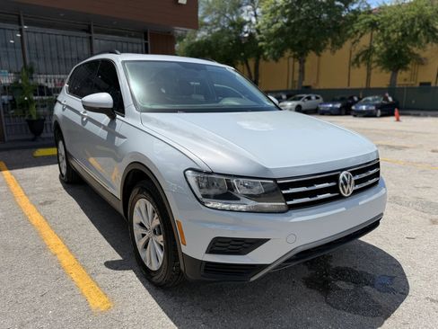 Used 2018 Volkswagen Tiguan SE w/ Panoramic Sunroof Package image 3