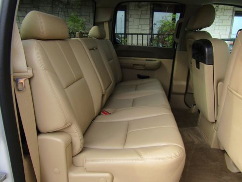 Used 2014 Chevrolet Silverado 2500 LT w/ Interior Plus Package RWD image 12