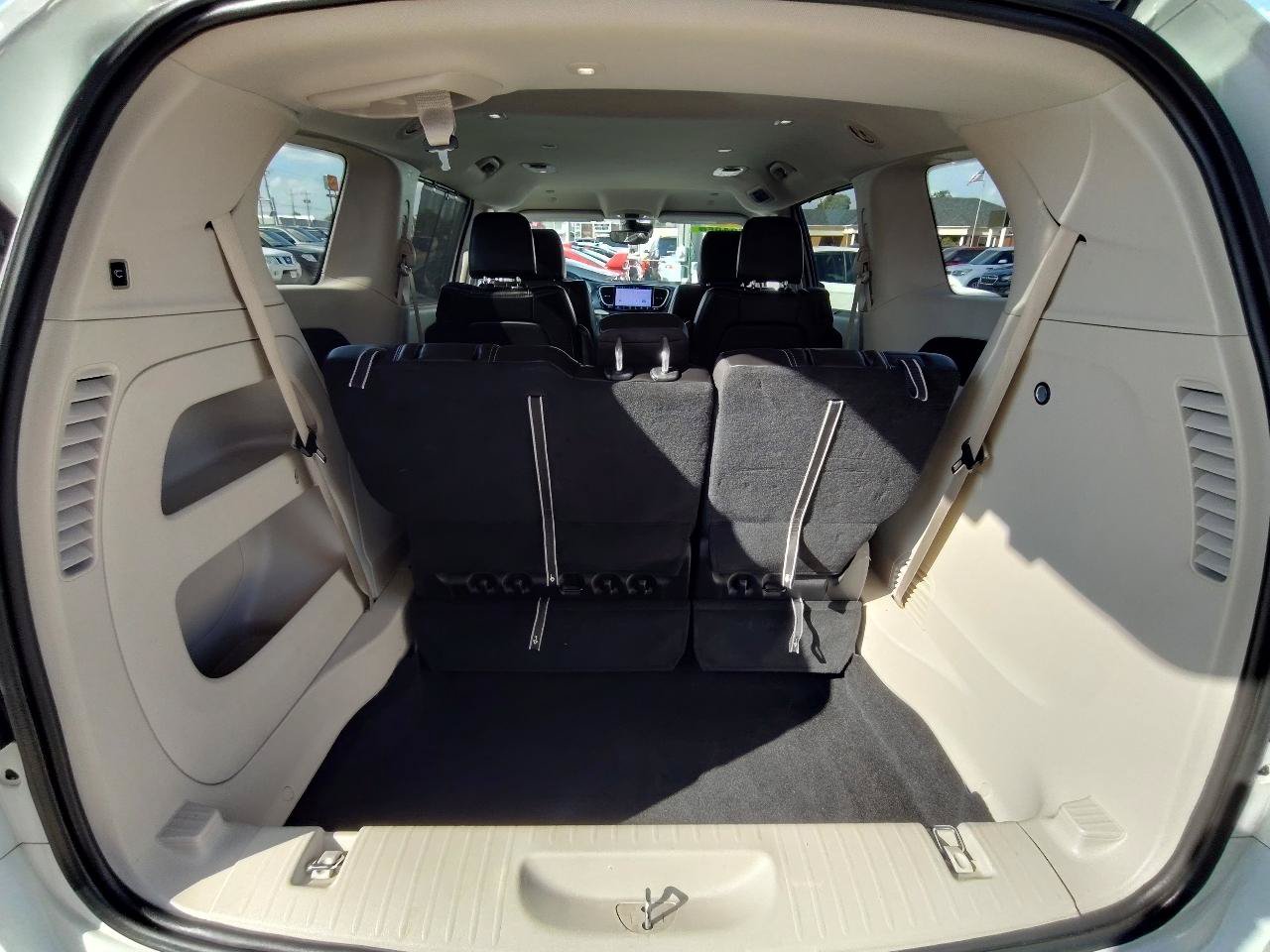 Used 2023 Chrysler Pacifica Touring-L FWD image 53