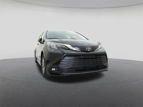 New 2026 Toyota Sienna XLE image 30