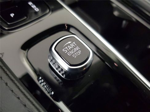 Used 2025 Volvo XC90 B5 Core AWD/4WD image 33