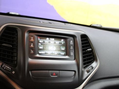 Used 2017 Jeep Cherokee Latitude w/ Cold Weather Group AWD/4WD image 19