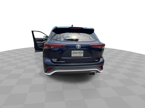 Used 2024 Toyota Highlander XSE FWD image 7
