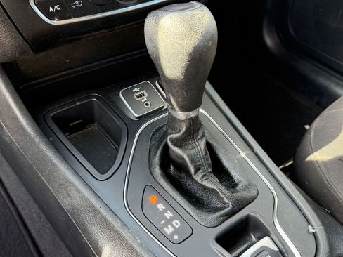 Used 2019 Jeep Cherokee Latitude w/ Popular Appearance Group image 16