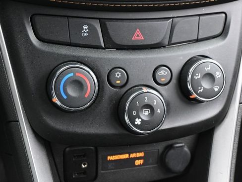 Used 2022 Chevrolet Trax LS AWD/4WD image 19