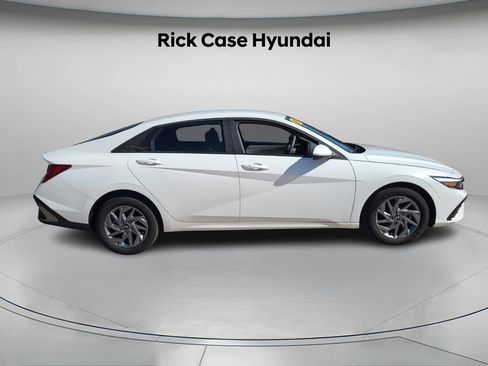 Used 2025 Hyundai Elantra Blue image 4