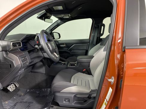 Used 2025 Toyota Tacoma TRD Off-Road image 7