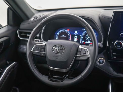 Used 2025 Toyota Highlander XSE AWD/4WD image 15