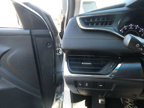 Used 2018 Toyota Avalon XLE image 16