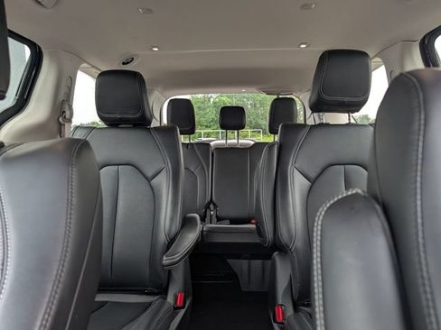 Used 2024 Chrysler Pacifica Limited FWD image 17