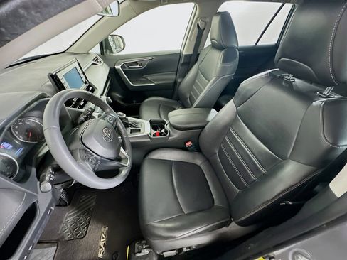 Used 2020 Toyota RAV4 XLE Premium image 13