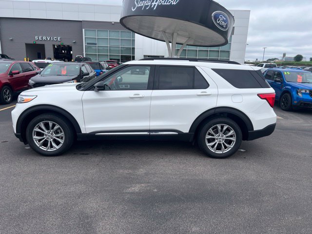 Used 2024 Ford Explorer XLT w/ Equipment Group 202A AWD/4WD image 8