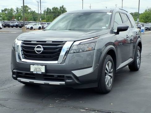 Used 2025 Nissan Pathfinder SL AWD/4WD image 2