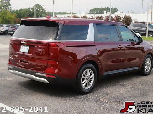 Certified 2024 Kia Carnival LX FWD image 7
