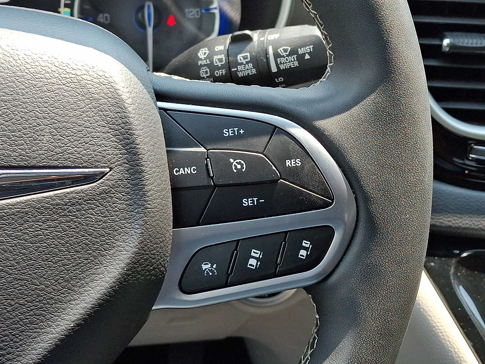 Used 2023 Chrysler Pacifica Touring-L FWD image 24