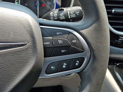 Used 2023 Chrysler Pacifica Touring-L FWD image 24